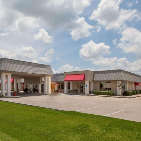 Ramada By Wyndham New Iberia Hotel Exterior photo