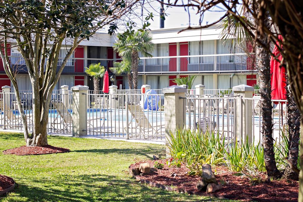 Ramada By Wyndham New Iberia Hotel Exterior photo