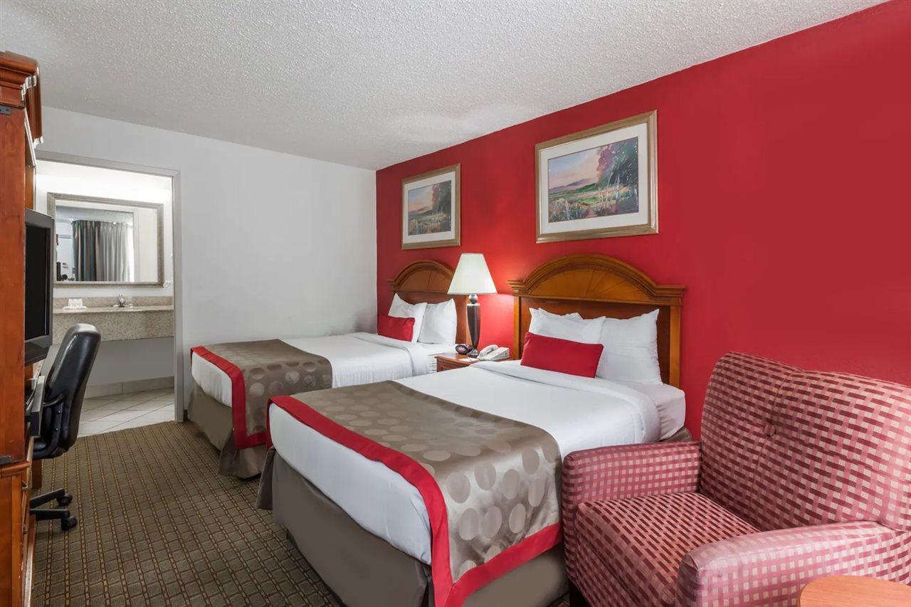 Ramada By Wyndham New Iberia Hotel Exterior photo