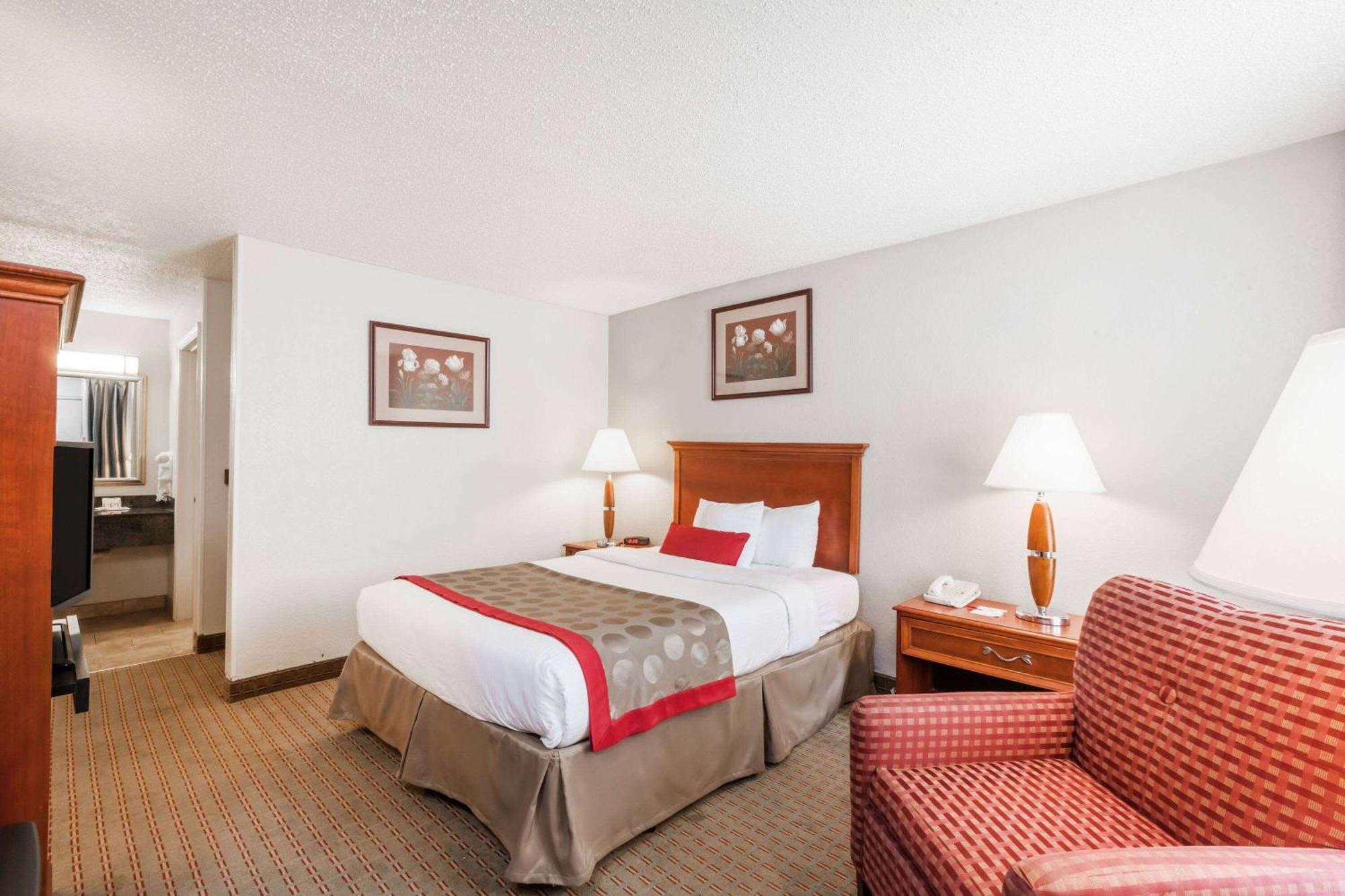 Ramada By Wyndham New Iberia Hotel Exterior photo