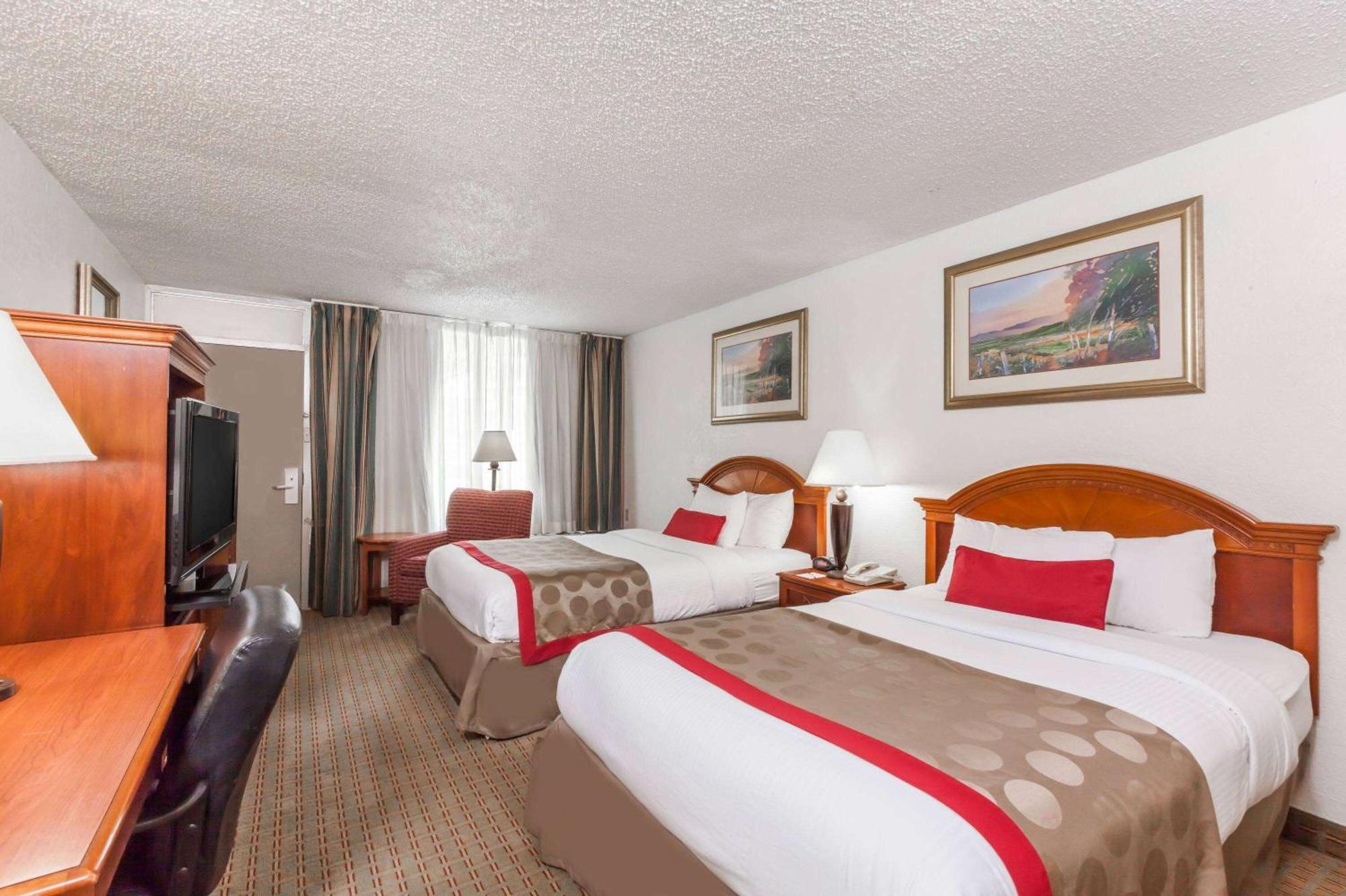 Ramada By Wyndham New Iberia Hotel Exterior photo